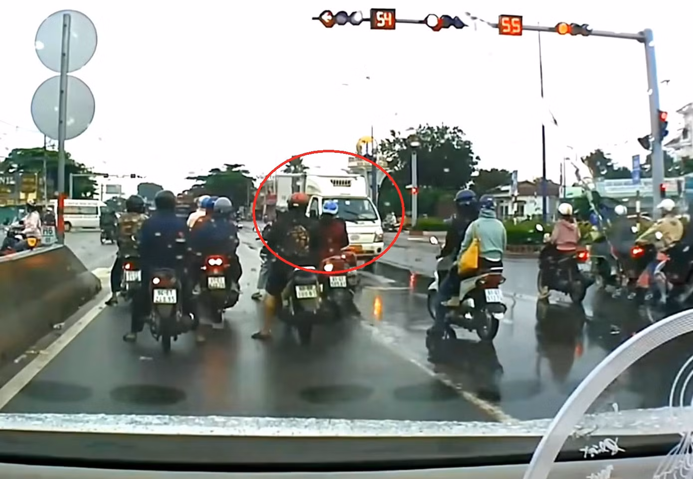 Chiếc xe tải đi ngược chiều bất chấp có nhiều phương tiện đang dừng chờ đèn đỏ.