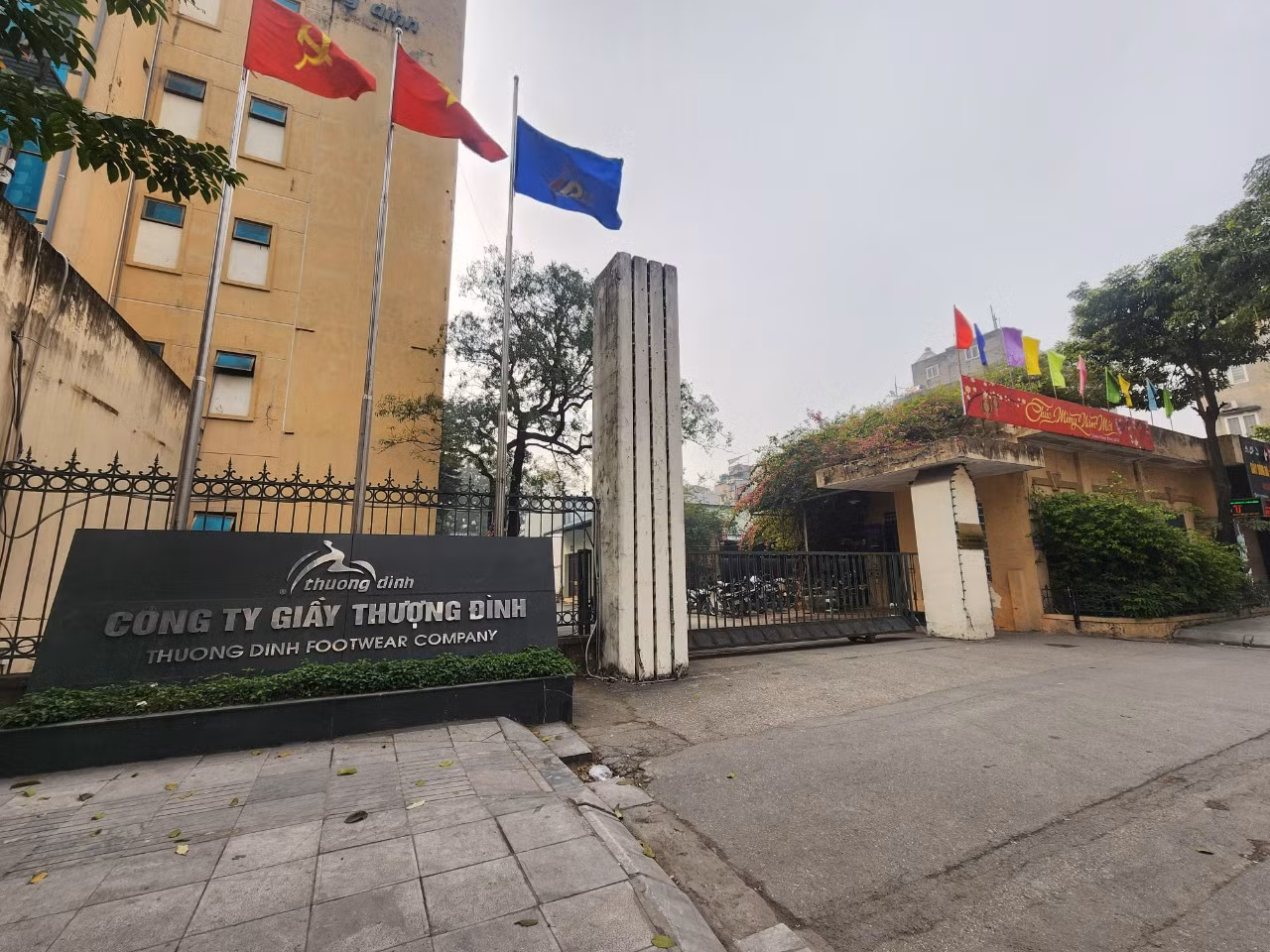 Bên cạnh các nhà máy trên, khu vực này còn có các nhà máy lớn như nhà máy Bóng đèn Rạng Đông, công ty giày Thượng Đình. Khu đất của Công ty Giầy Thượng Đình tại địa chỉ 277 Nguyễn Trãi có diện tích 36.105m2, nằm gần đường Vành Đai 3.