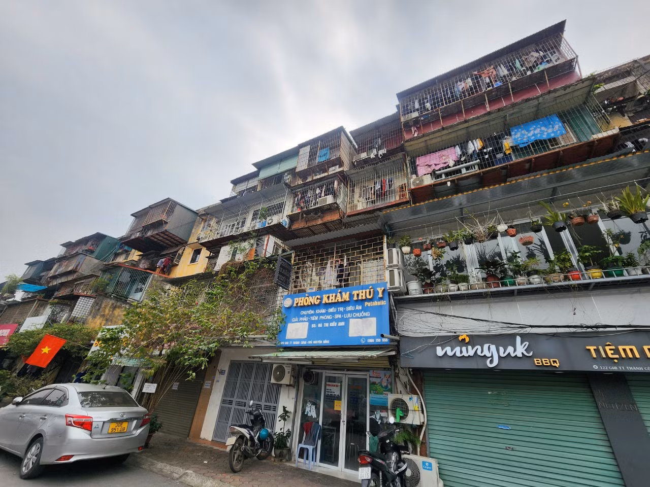 Hiện tại, tòa nhà G6B vẫn đang có người ở. Theo phương án của quận Ba Đình, người dân của toà G6B cũng sẽ di dời đến nơi tạm cư, chờ sau khi có chủ đầu tư làm dự án bố trí phù hợp.