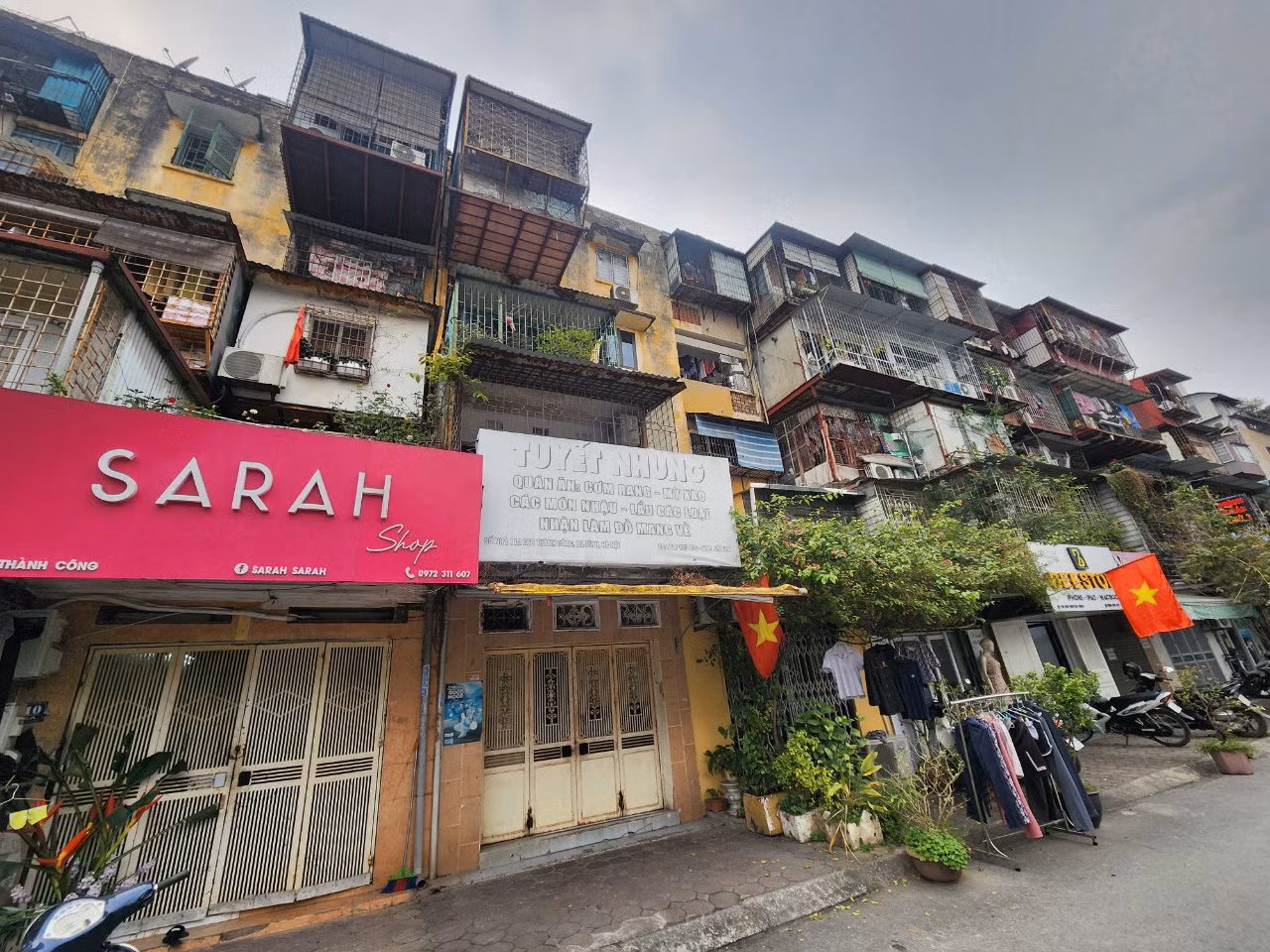 Mới đây, UBND quận Ba Đình (Hà Nội) đã tổ chức Hội nghị lấy ý kiến cộng đồng dân cư về phương án quy hoạch chi tiết theo quy trình rút gọn cải tạo, xây dựng lại cụm nhà chung cư Thành Công gồm các tòa: G6A, G6B, G22, G23, G24. Trong ảnh: Nhà tập thể G6A đã xuống cấp nghiêm trọng, hầu hết người dân di dời đến nơi ở khác