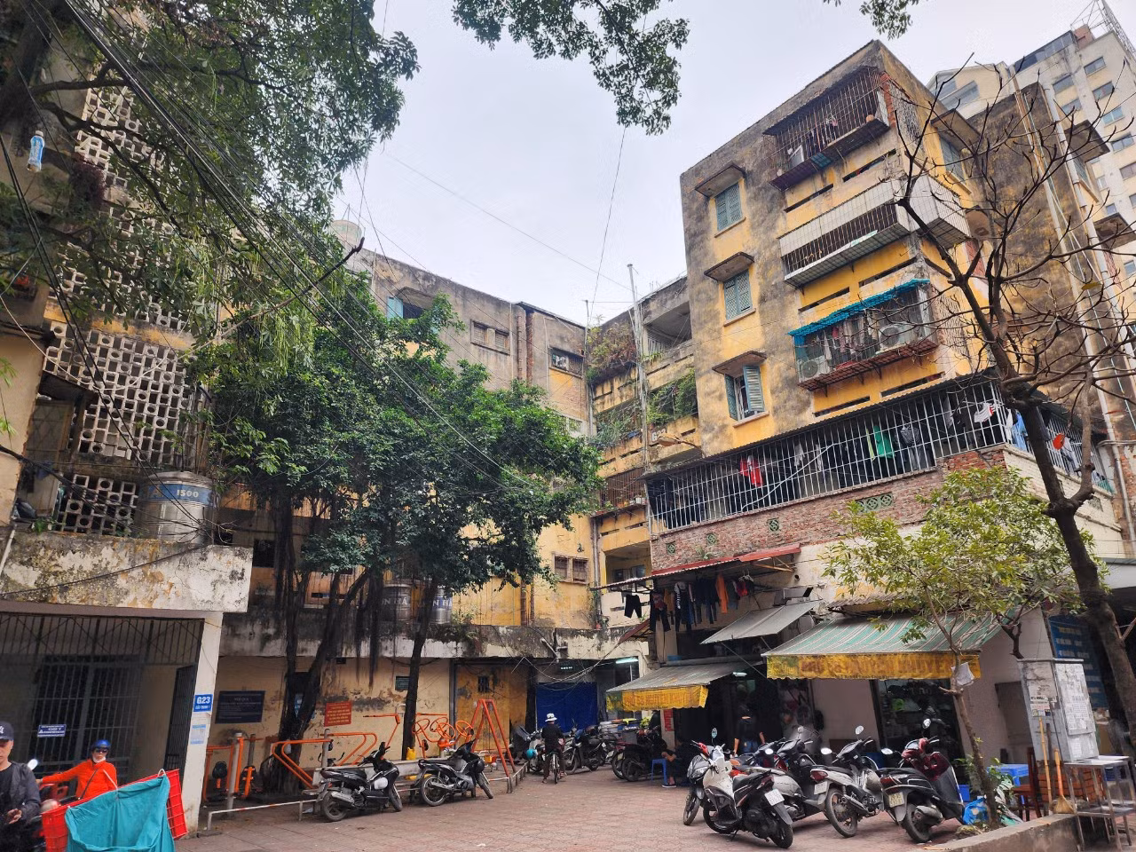 Theo phương án, tổng diện tích đất nghiên cứu là hơn 20.200m2, trong đó gồm hơn 3.000m2 đất trong chỉ giới đường đỏ và hơn 17.100m2 đất ngoài chỉ giới đường đỏ. Đối với phần đất ngoài chỉ giới, quận Ba Đình dự kiến quy hoạch hơn 4.200m2 diện tích đất thấp tầng cải tạo chỉnh trang theo hiện trạng; hơn 3.800m2 diện tích đất thuộc trường mầm non, 566m2 đất cơ quan và gần 2.700m2 đất xây nhà tái định cư; còn lại gần 5.800m2 đất để xây dựng công trình thương mại dịch vụ. Trong ảnh: Tòa nhà G23