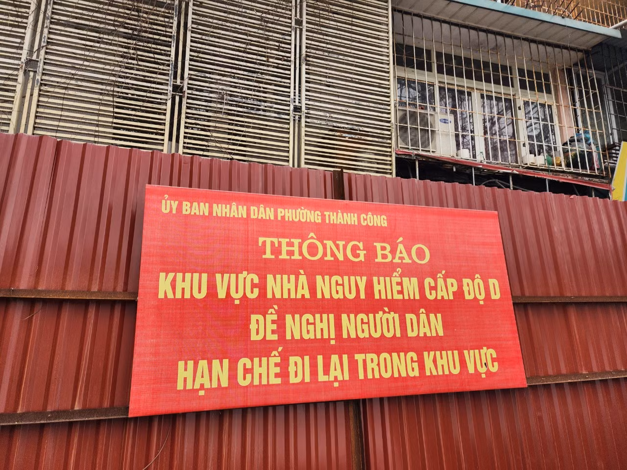 UBND phường Thành Công cũng đã có thông báo cảnh báo nguy hiểm tại tòa nhà G6A