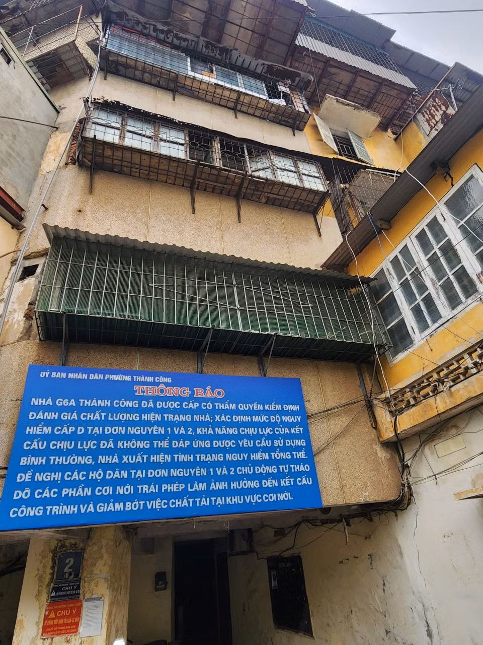 Ngay cầu thang tòa nhà G6A cũng có biển thông báo của UBND phường Thành Công về hiện trạng ngôi nhà.