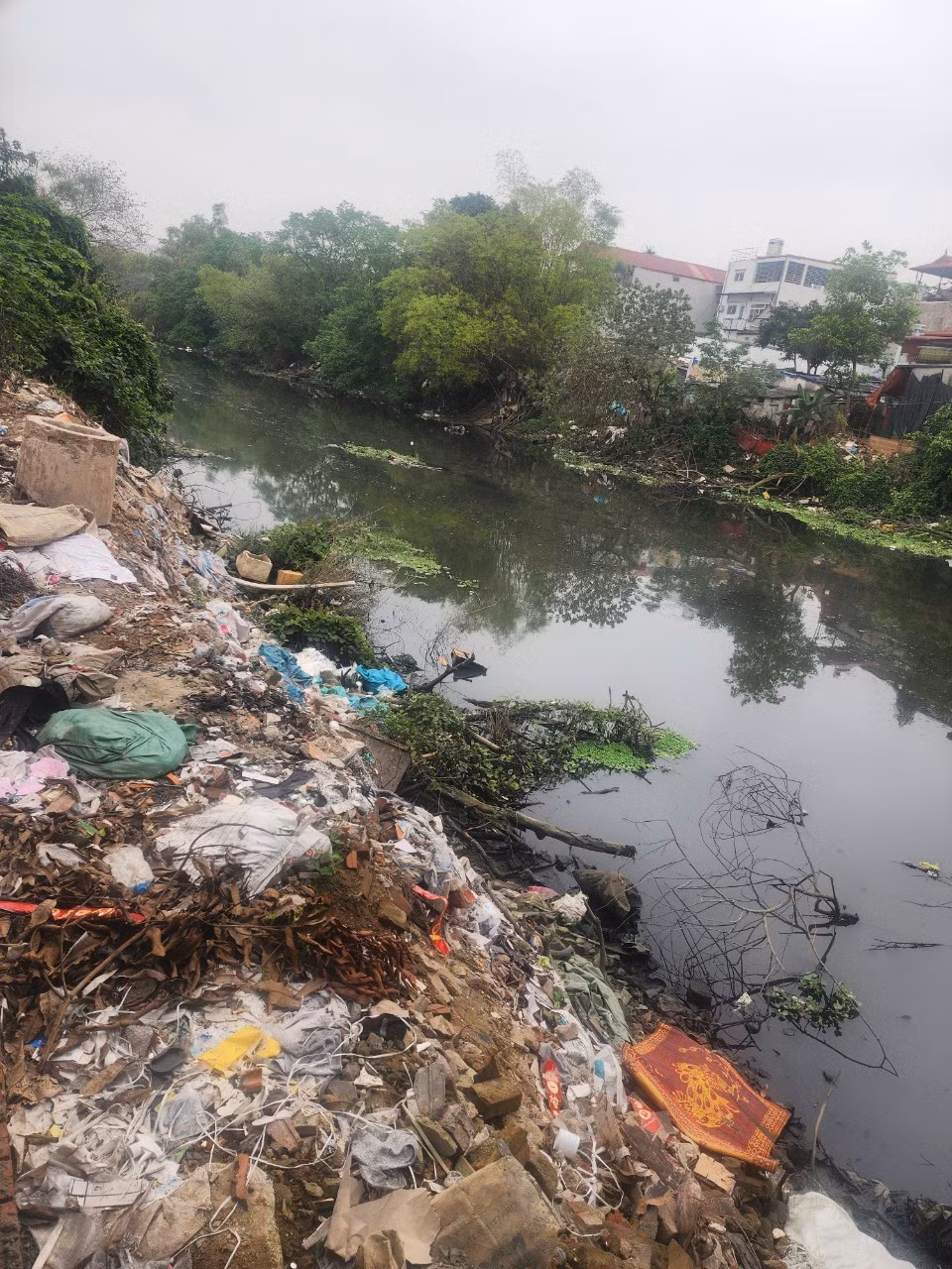 Sông Nhuệ ngày càng ô nhiễm trầm trọng.