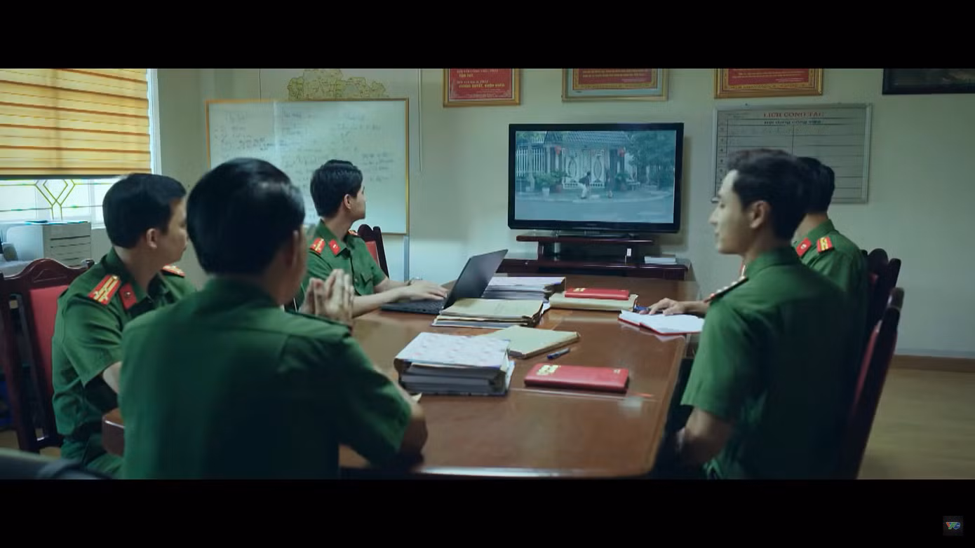 Đội điều tra xem hình ảnh Giám đốc Sở Y tế nhận hối lộ qua thùng rượu. Ảnh: CMH.
