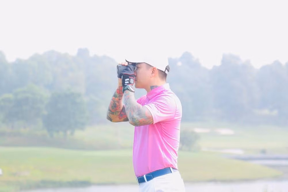 Ca sĩ Tuấn Hưng từng tham gia giải Tiền Phong Golf Championship gây quỹ cho Quỹ Hỗ trợ Tài năng trẻ Việt Nam.