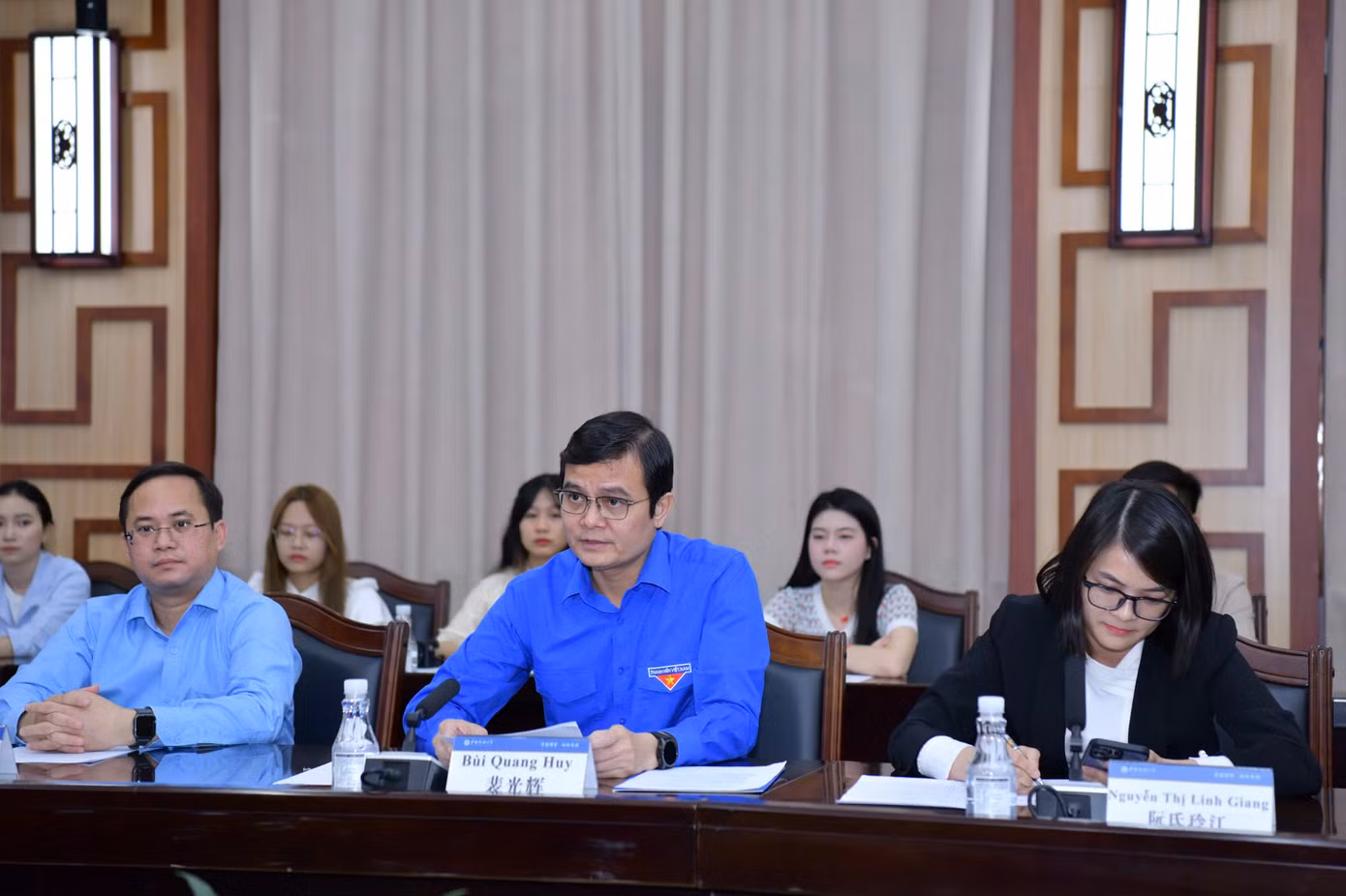 Anh Bùi Quang Huy - Ủy viên dự khuyết T.Ư Đảng, Bí thư thứ nhất T.Ư Đoàn, Chủ nhiệm UBQG về Thanh niên Việt Nam trao đổi buổi gặp mặt giao lưu.