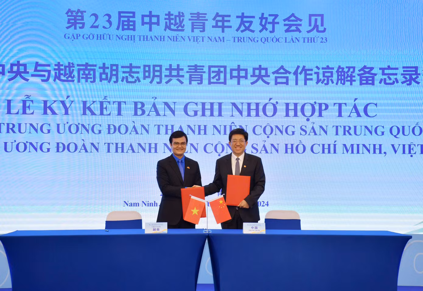 Bí thư thứ nhất T.Ư Đoàn TNCS Hồ Chí Minh Bùi Quang Huy (bên trái) và Bí thư thứ nhất T.Ư Đoàn TNCS Trung Quốc A Đông ký kết Bản ghi nhớ. Ảnh: Lưu Trinh