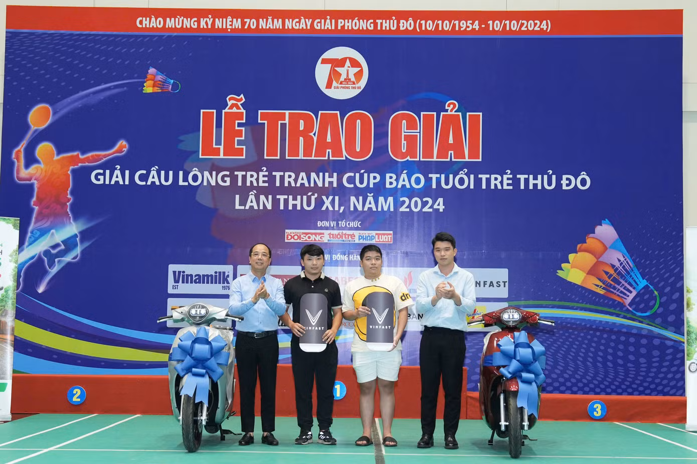 Hai bạn trẻ may mắn nhận bốc thăm trúng thưởng xe máy điện Vinfast