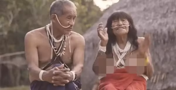 Người già ở bộ lạc bắt đầu lo nhiều hơn vui khi thấy thanh niên "nghiện" mạng xã hội, lười làm. Ảnh: NAVI GLOBAL/ Starlink in the Amazon Forest.