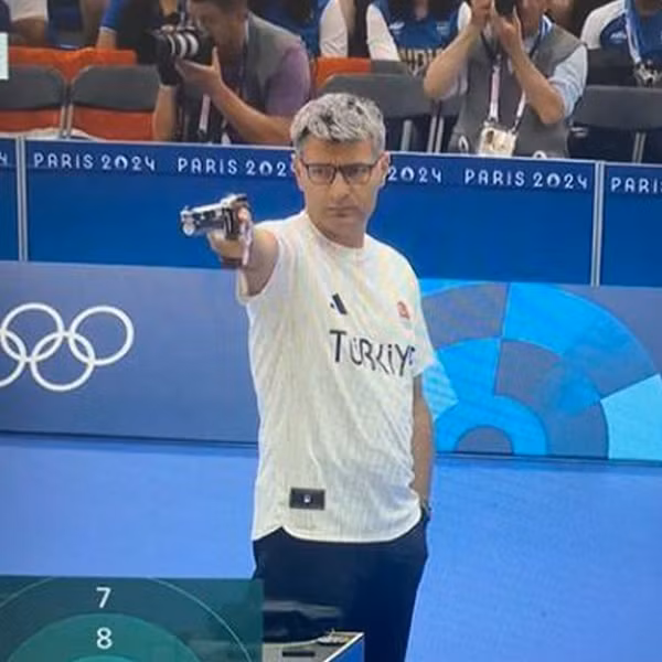 Hình ảnh Dikec thi đấu theo phong cách "đây chỉ là chuyện nhỏ" tại Olympics Paris. Ảnh: The Olympic Games.