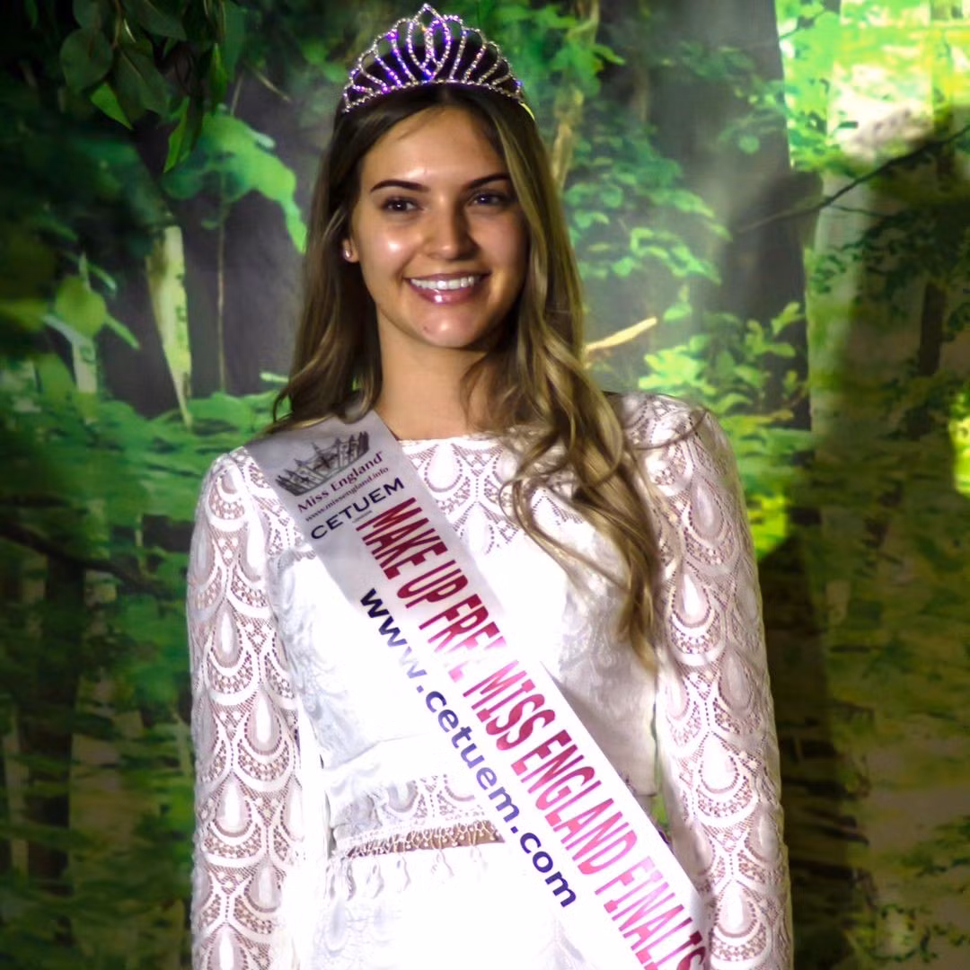 Natasha Beresford đăng quang Hoa hậu Mặt mộc Anh.