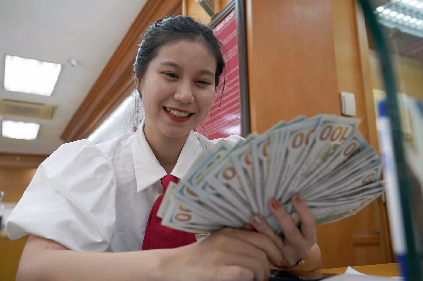 Lượng kiều hối về Việt Nam tăng mạnh qua các năm (ảnh: Như Ý). Lượng kiều hối về Việt Nam tăng mạnh qua các năm (ảnh: Như Ý).
