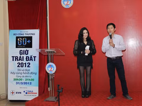 Trong tháng 3 vừa qua, các đại sứ của Giờ trái đất 2012 là Thanh Lam, Dương Thùy Linh và Tùng Dương đã tới 7 trường đại học ở Hà Nội để giao lưu với gần 1000 sinh viên
