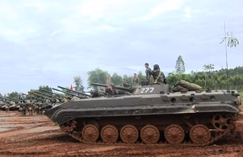 Đưa xe về vị trí tập kết sau khi hoàn thành nhiệm vụ diễn tập