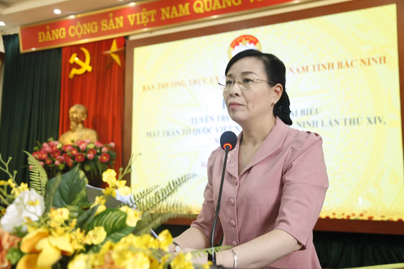 Bà Nguyễn Thị Hà - Chủ tịch Mặt trận Tổ quốc tỉnh Bắc Ninh thông tin về đại hội. Ảnh: Nguyễn Thắng