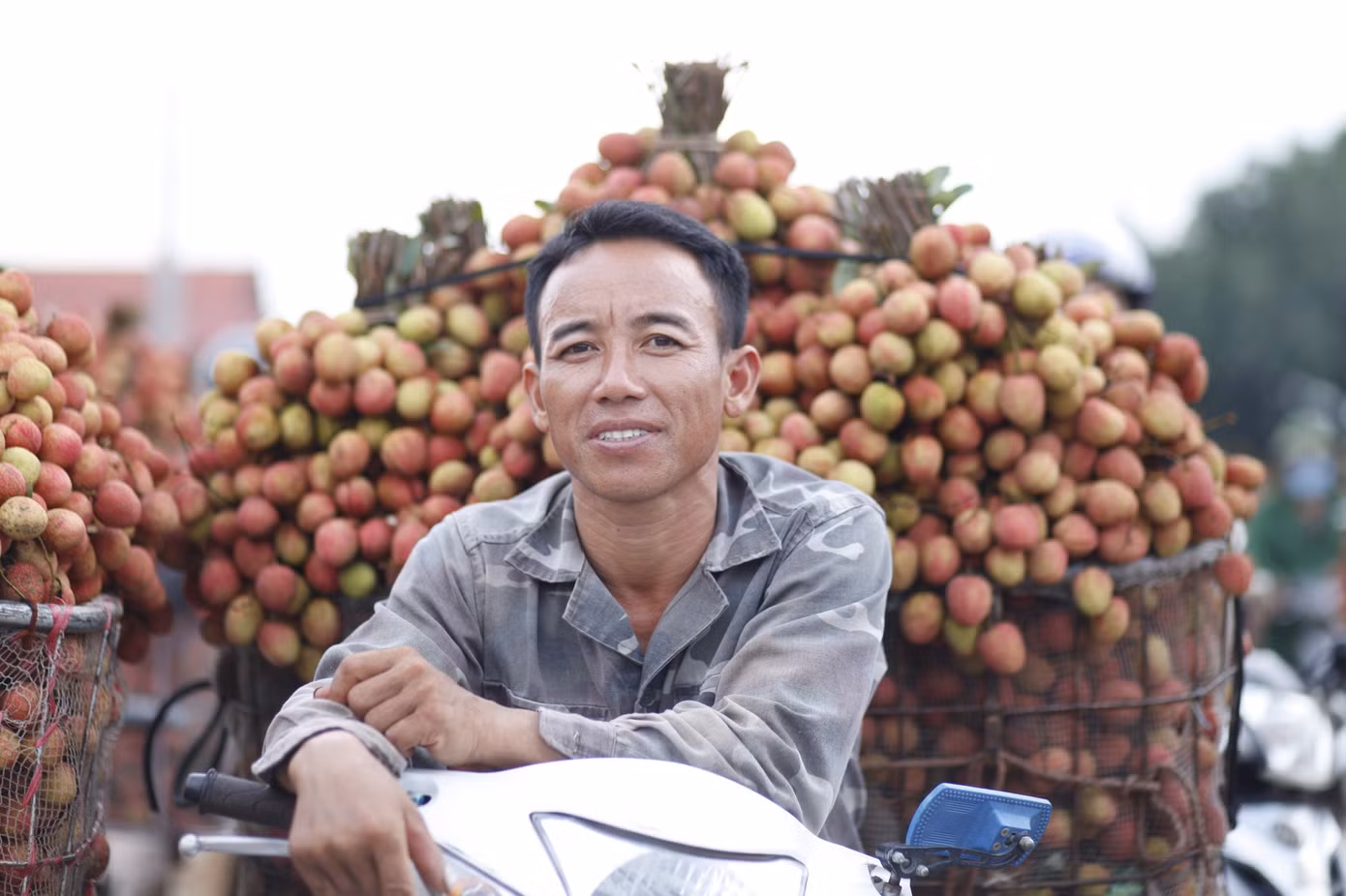 Người dân tỉnh Bắc Giang mang vải thiều ra chợ vải thiều nằm dọc quốc lộ 31 bán. Năm nay, vải thiều tỉnh Bắc Giang được mùa, ước sản lượng khoảng 200.000 tấn.