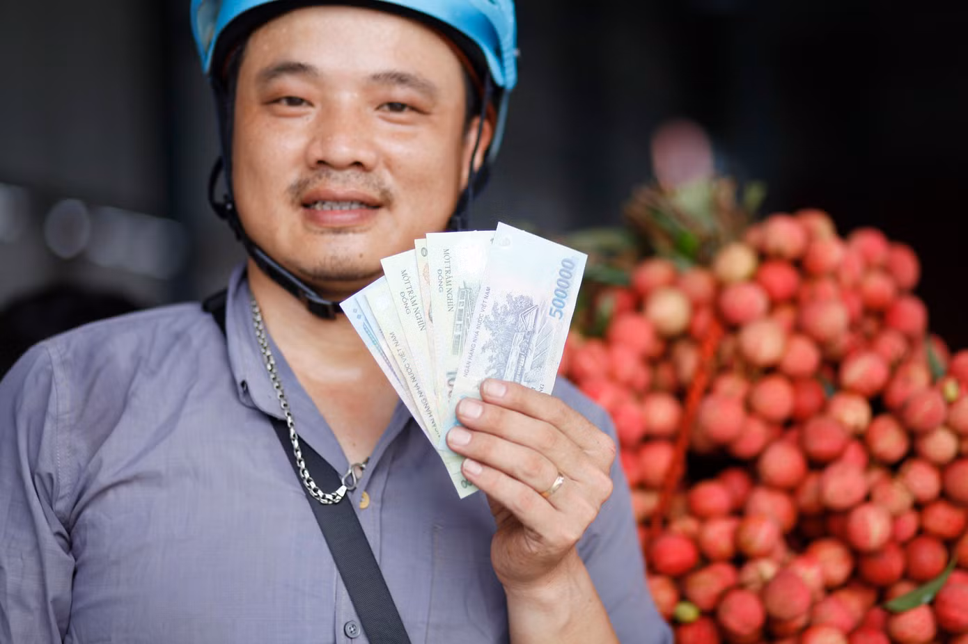 Niềm vui của người dân tỉnh Bắc Giang khi thu tiền bán vải thiều.