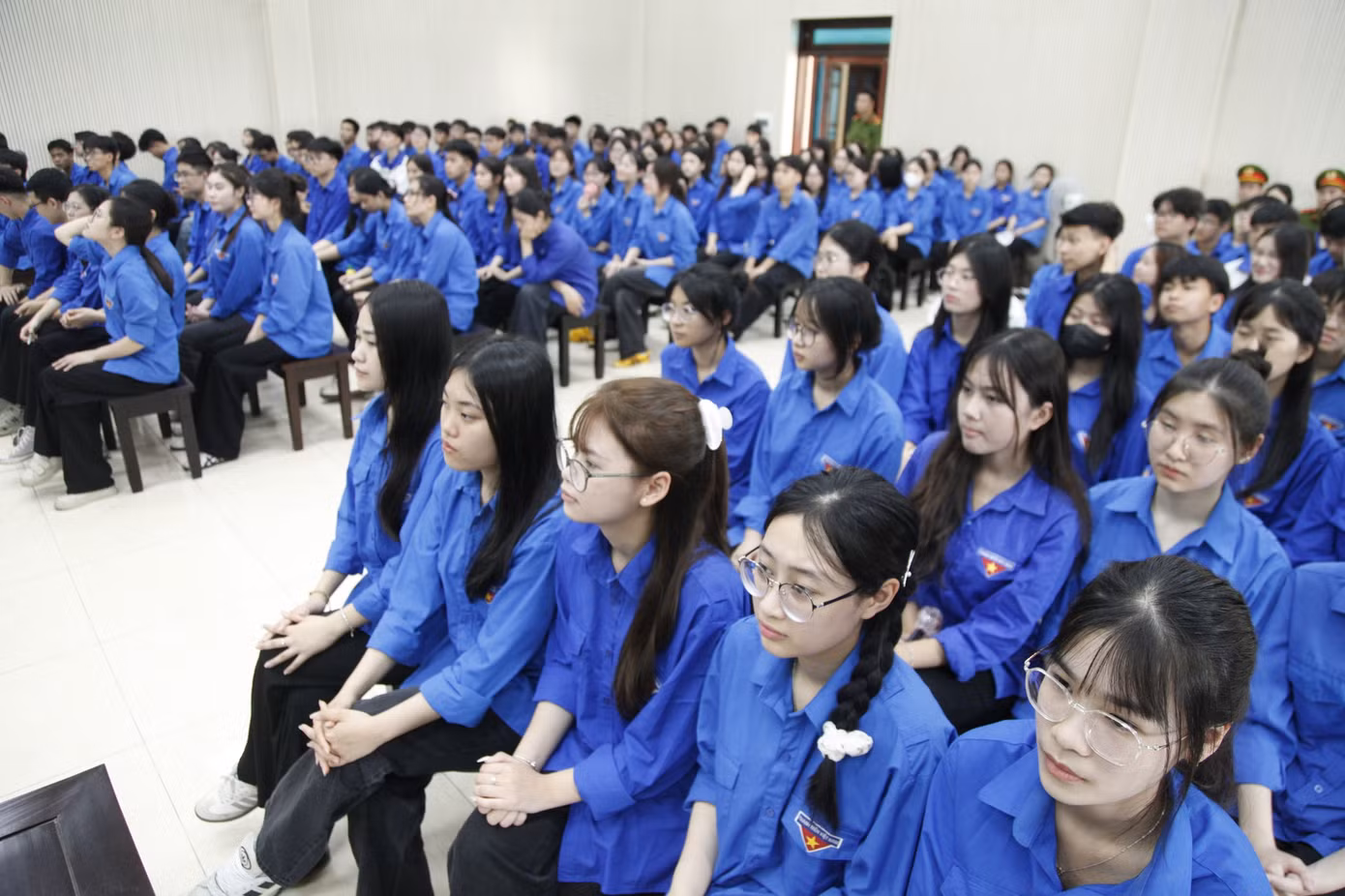 Qua phiên tòa xét xử các bị cáo ở tuổi thanh thiếu niên, nhiều học sinh có thêm kiến thức pháp luật thực tế, từ đó thấy được hậu quả của hành vi vi phạm pháp luật. Ảnh: Nguyễn Thắng