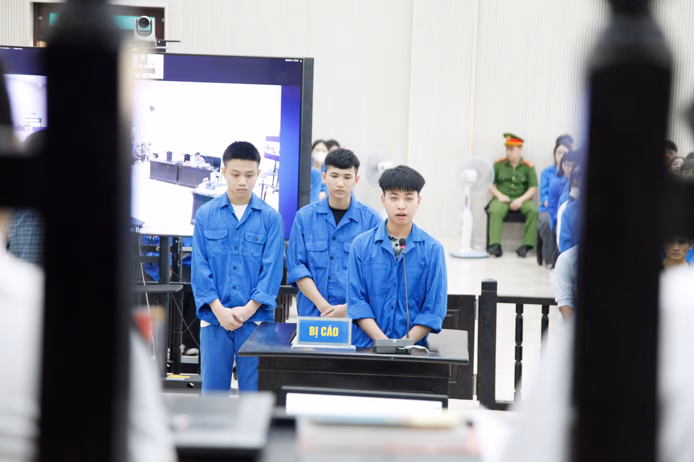 Phiên tòa thực tế các học sinh tỉnh Bắc Ninh tham dự xét xử nhóm bị cáo về tội danh giết người. Theo cáo trạng, bị cáo Phạm Tuấn Huy (SN 2008) và Quách Hải Quân (SN 2008) đều ở tỉnh Thanh Hóa, bị cáo Nguyễn Thành Đạt (SN 2009, ở tỉnh Hưng Yên) đến tỉnh Bắc Ninh làm công nhân. Tối 5/11/2024, Huy và Đạt rủ Quân xem có ai đi đường không vừa mắt, ngổ ngáo thì đánh - Ảnh: Nguyễn Thắng