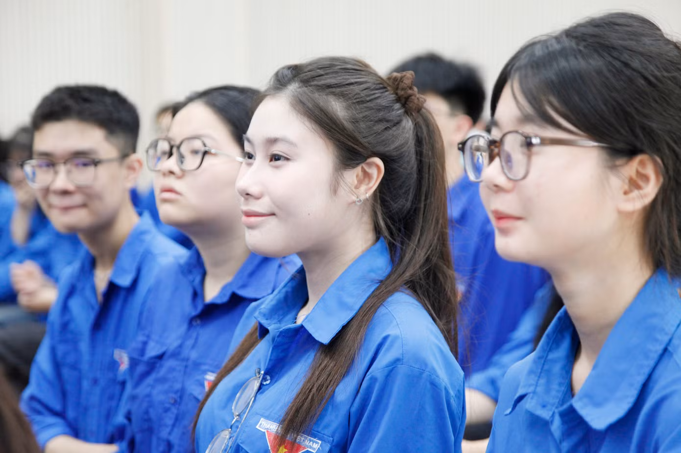 Nguyễn Trúc Vi (giữa) – học sinh lớp 11 trường THPT Hàn Thuyên (thành phố Bắc Ninh) cho biết, phiên tòa rất hữu ích trong việc giáo dục pháp luật và xây dựng lối sống đẹp. Ảnh: Nguyễn Thắng