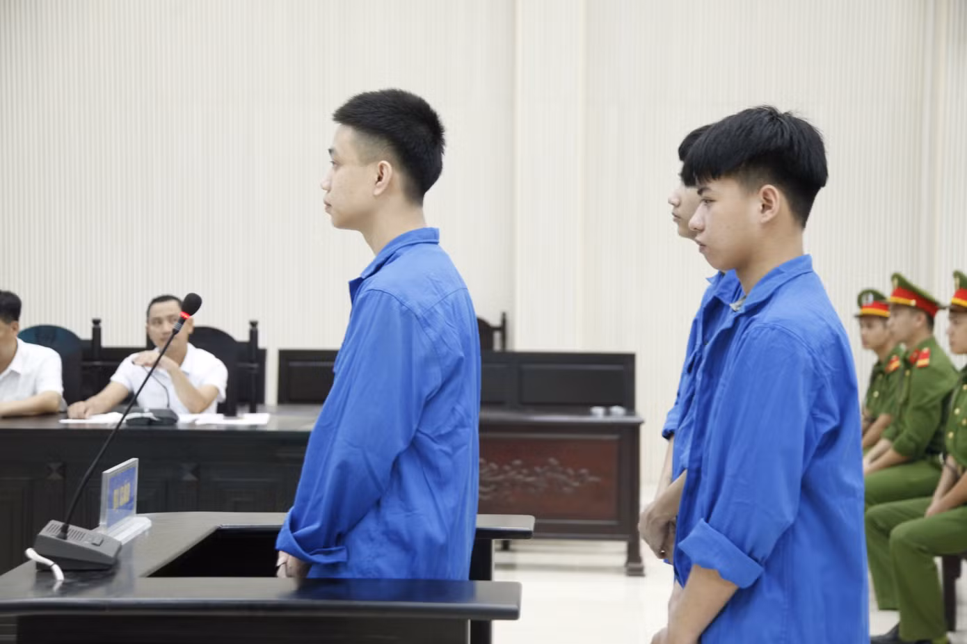 Trên đường, Huy, Quân và Đạt thấy anh T.V.N (SN 2005, ở tỉnh Yên Bái) điều khiển xe mô tô chở theo L.V. Q (SN 2007, ở Thanh Hóa) đi đường ở phường Phương Liễu (thị xã Quế Võ) bật đèn pha, đèn trước và đèn hiệu nhấp nháy. Huy, Quân và Đạt đuổi đánh N và Q, làm xe anh N bị mất lái đâm vào cột điện. Anh N và Q văng ra khỏi đường, Q bị tử vong tại chỗ. Huy, Quân và Đạt đều bị truy tố về tội “Giết người". Ảnh: Nguyễn Thắng
