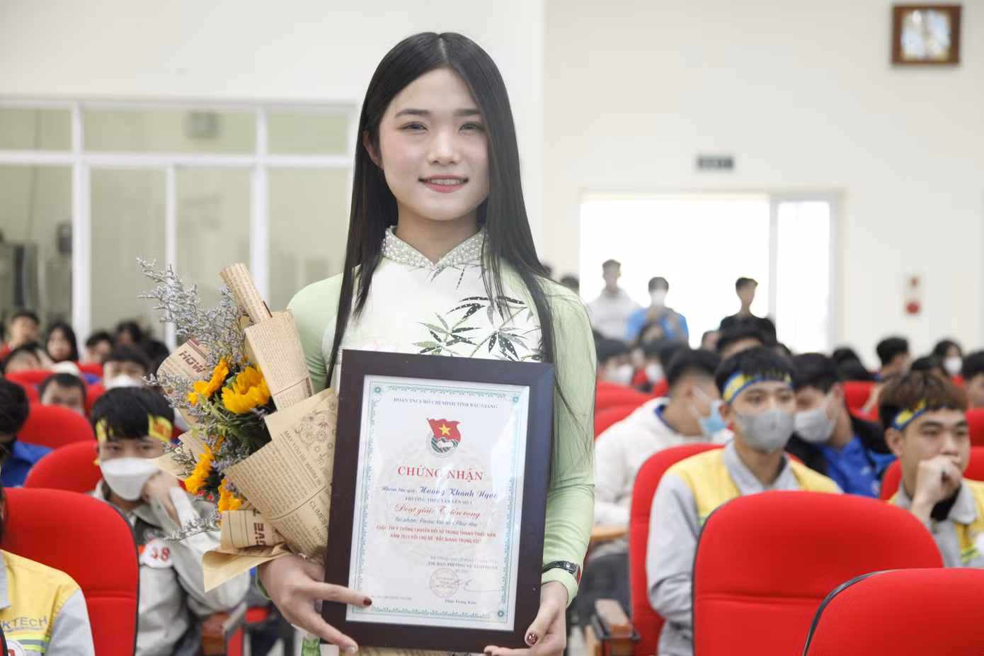 Một thí sinh đạt giải cuộc thi ý tưởng chuyển đổi số trong thanh thiếu niên với chủ đề “Bắc Giang trong tôi”. Ảnh: Nguyễn Thắng