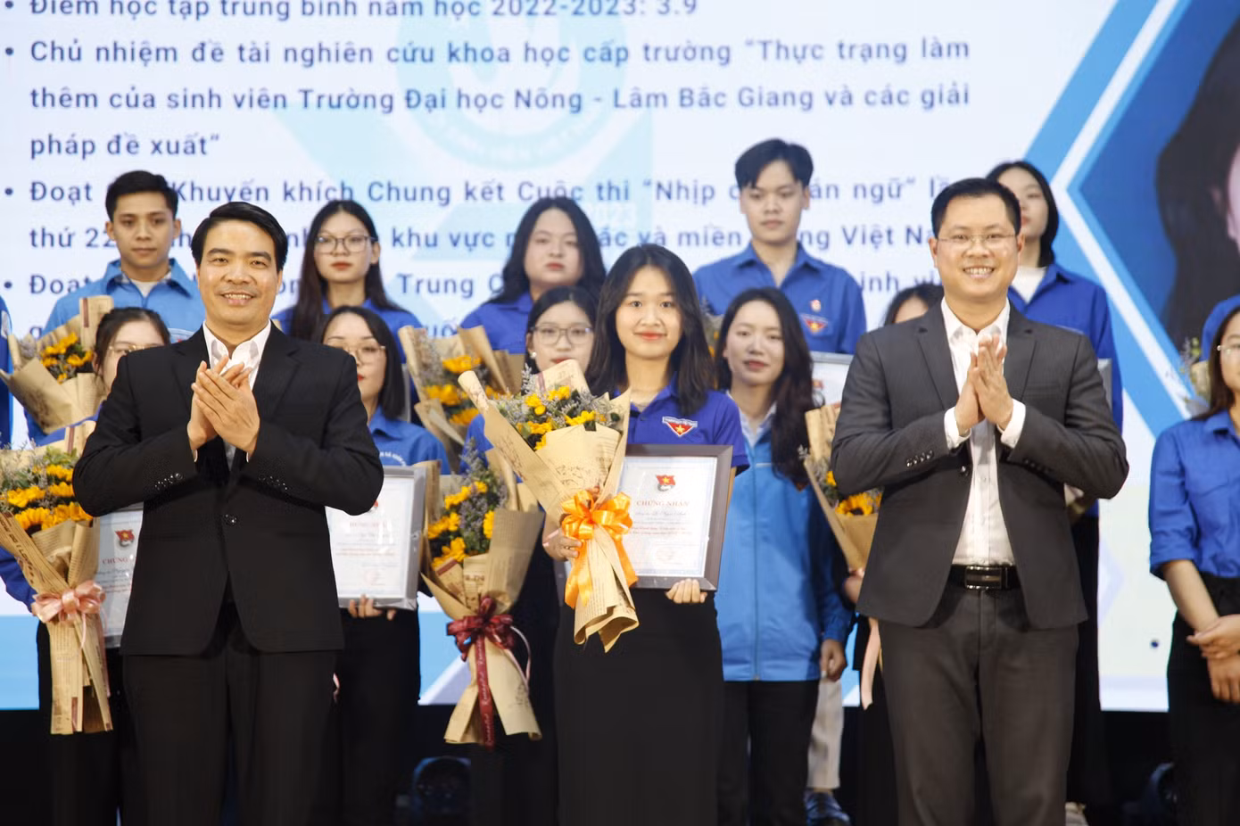 Lãnh đạo Tỉnh Đoàn và Ban Dân vận tỉnh Bắc Giang trao danh hiệu Sinh viên 5 tốt. Ảnh: Nguyễn Thắng