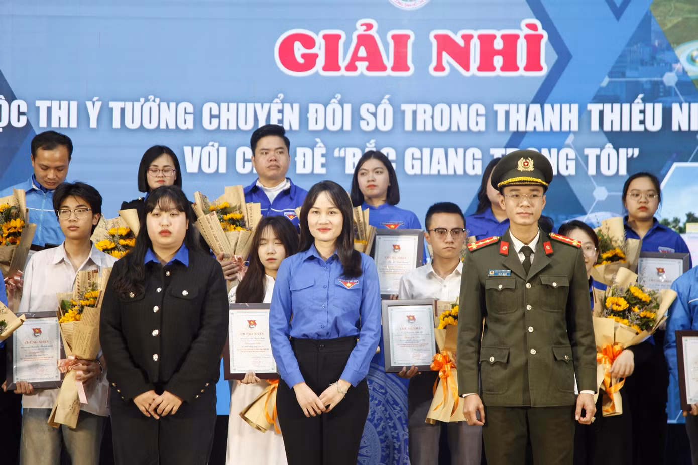Trao giải cuộc thi ý tưởng chuyển đổi số trong thanh thiếu niên với chủ đề “Bắc Giang trong tôi”. Ảnh: Nguyễn Thắng