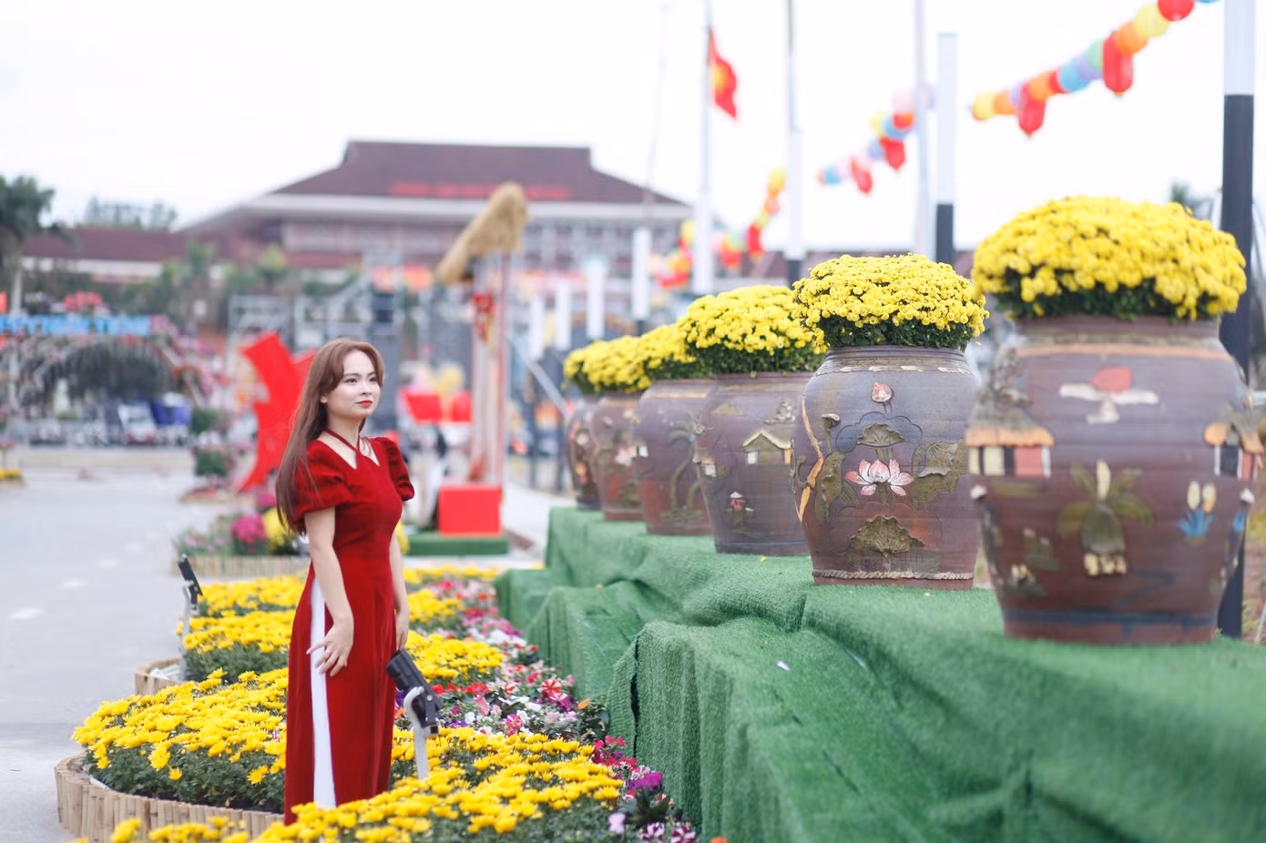 Đường hoa xuân tạo không gian đẹp phục vụ nhân dân đón Tết Nguyên đán Ất Tỵ 2025. Ảnh: Nguyễn Thắng