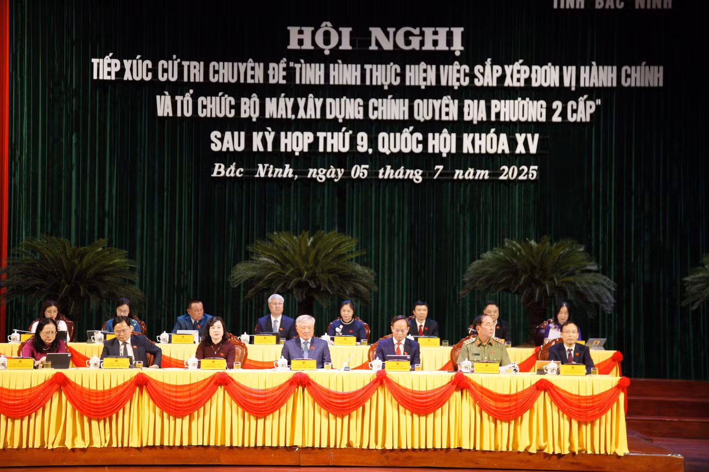 Đại biểu Quốc hội tỉnh Bắc Ninh tiếp xúc cử tri. Ảnh: Nguyễn Thắng