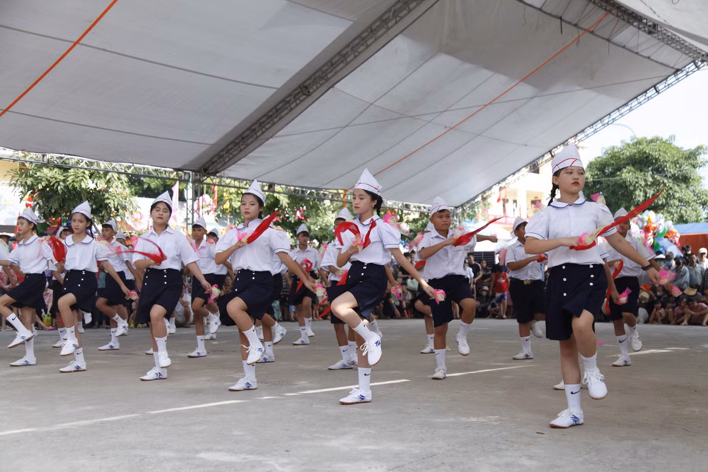 Các em thiếu niên biểu diễn tại hội trại.