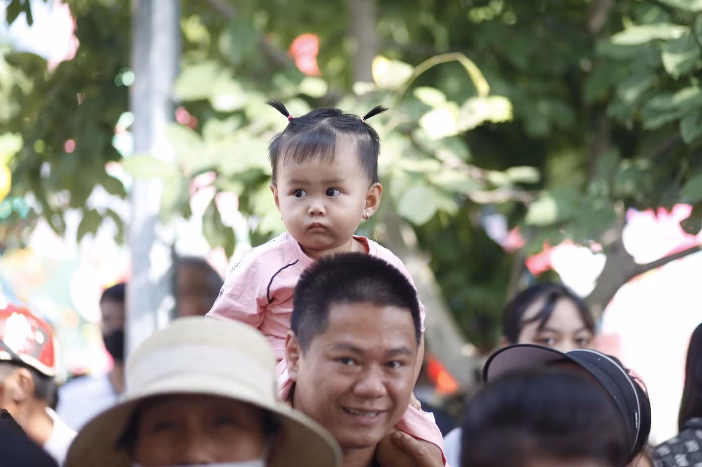 Hội trại thiếu niên xã Đông Lỗ còn thu hút đông đảo người dân đến xem. Ảnh: Nguyễn Thắng