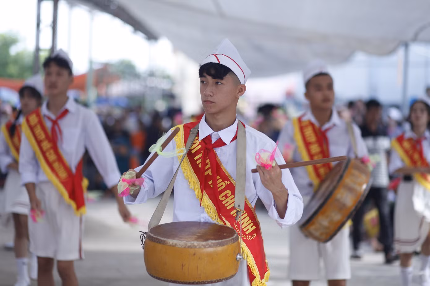 Đội trống biểu diễn ở phần thi nghi thức của hội trại.