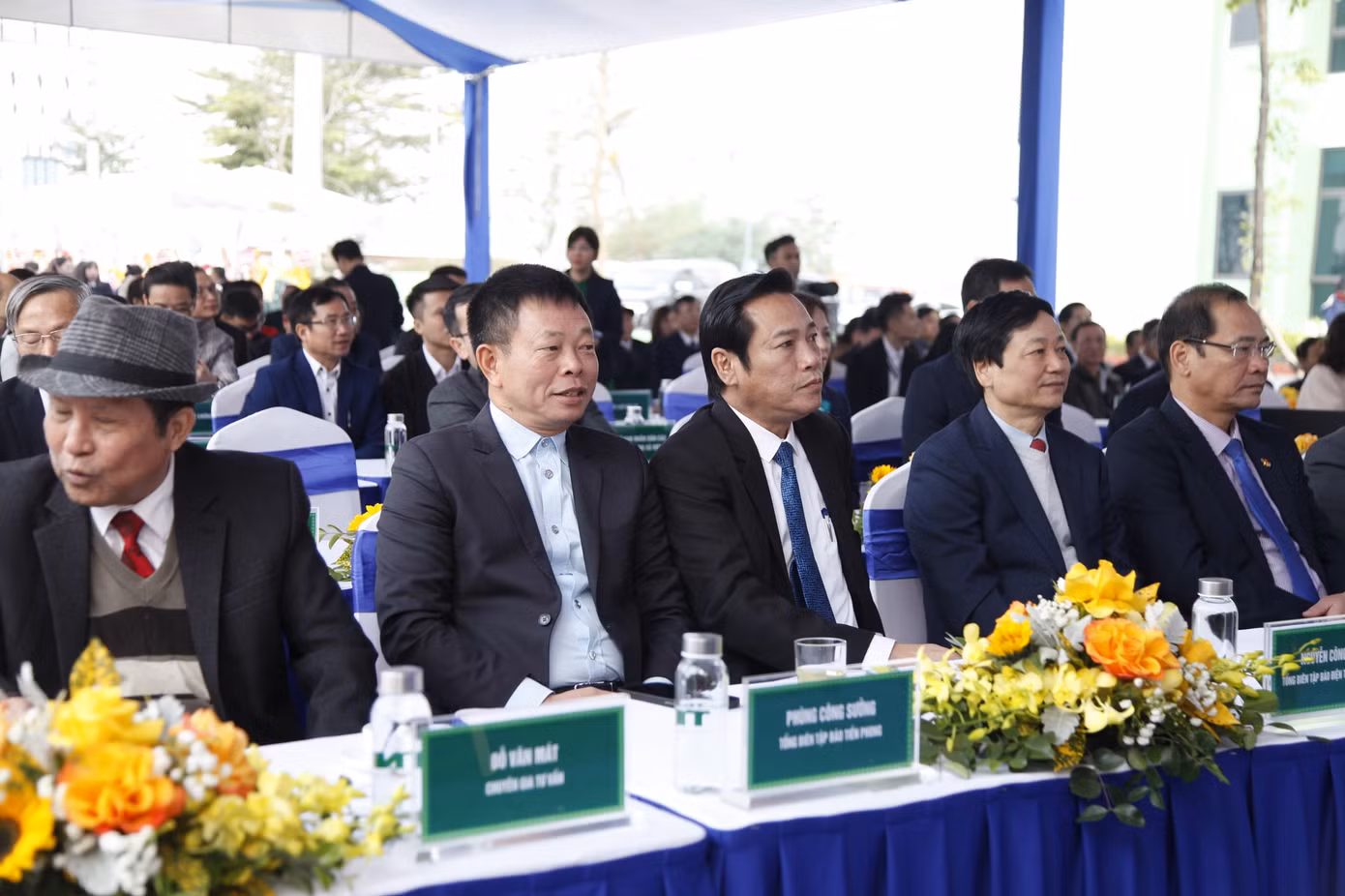 Tổng Biên tập báo Tiền Phong Phùng Công Sưởng (thứ 2 bên trái) và các đại biểu dự chương trình.