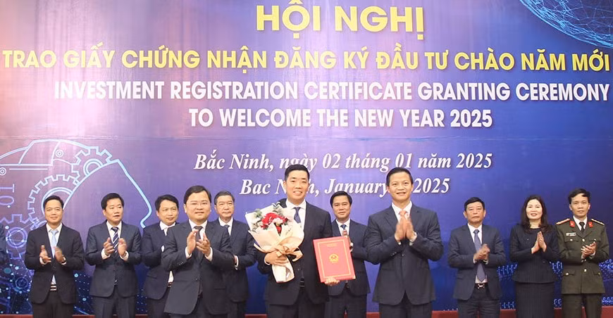 Lãnh đạo tỉnh Bắc Ninh trao giấy chứng nhận đăng ký đầu tư cho doanh nghiệp.