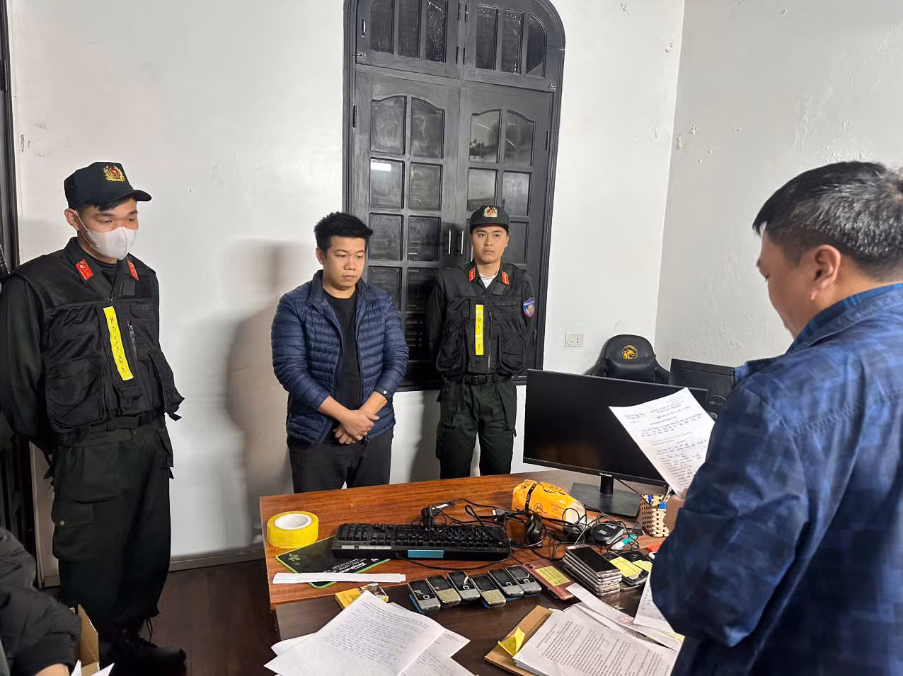 Cơ quan Công an bắt giữ đối tượng Tiến (ở giữa). Cơ quan Công an bắt giữ đối tượng Tiến (ở giữa).