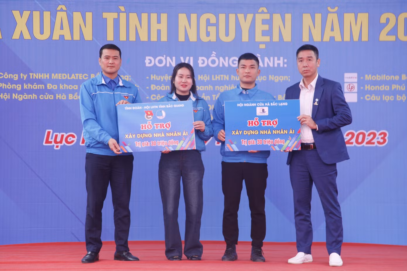 Lãnh đạo Hội LHTN tỉnh Bắc Giang trao tiền hỗ trợ xây dựng nhà nhân ái tặng hộ nghèo. Ảnh: Nguyễn Thắng