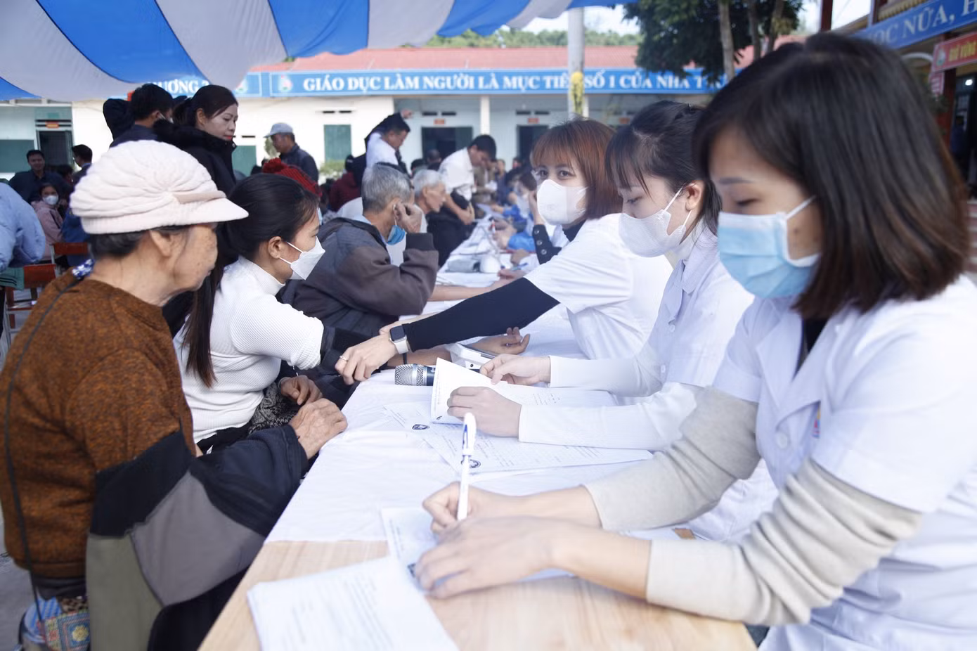 Các thầy thuốc trẻ khám bệnh và cấp thuốc miễn phí cho người dân tại chương trình.