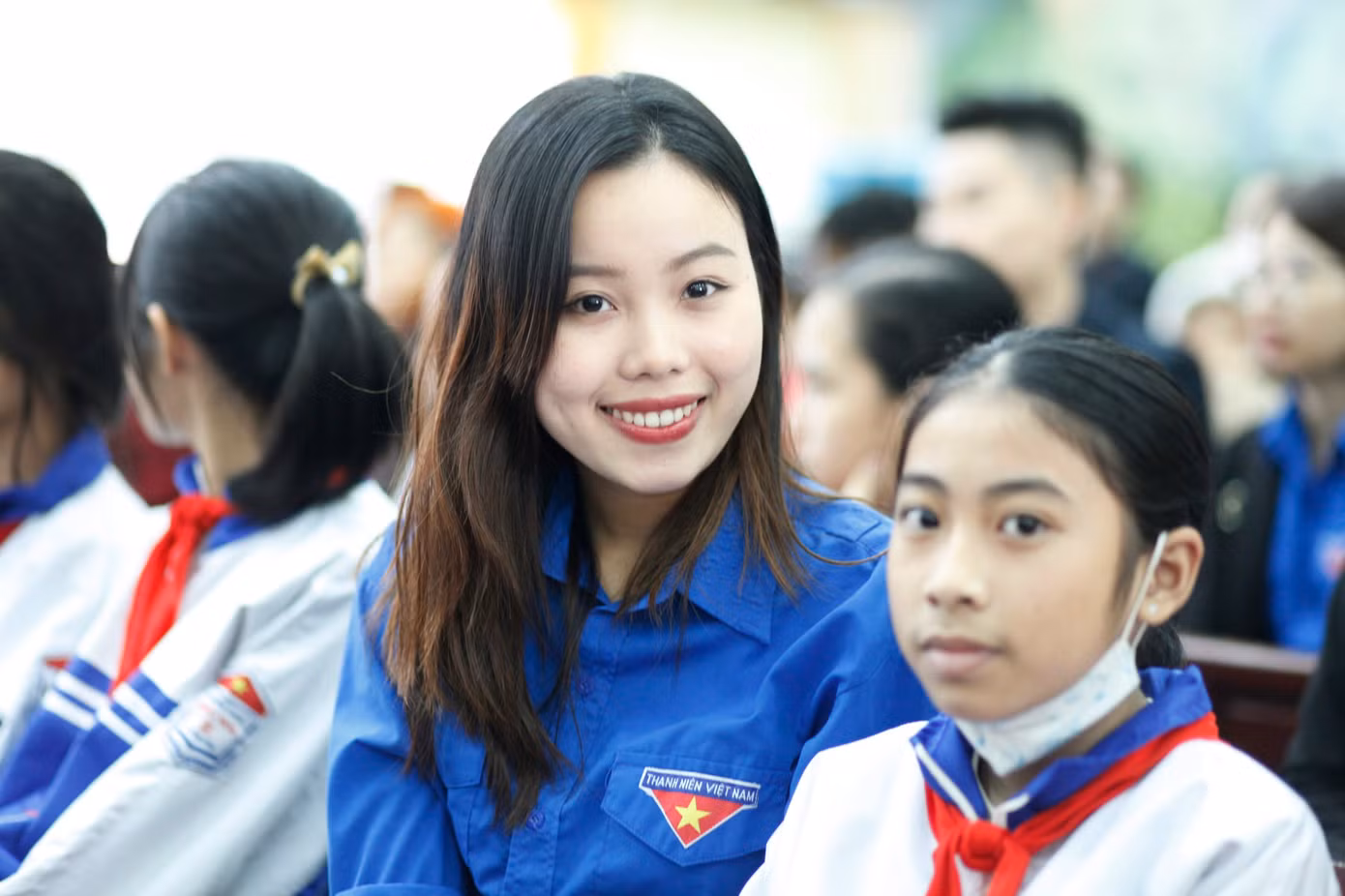 Đoàn viên tham gia trao quà tặng học sinh hộ nghèo tại chương trình. Ảnh: Nguyễn Thắng