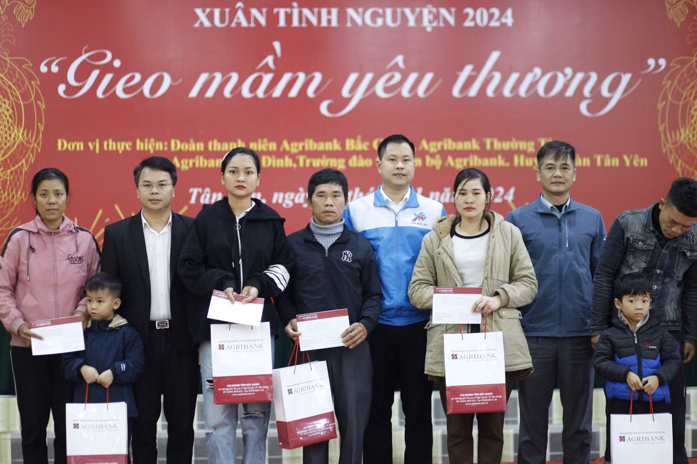 Lãnh đạo Tỉnh Đoàn Bắc Giang, nhà tài trợ và huyện Tân Yên trao quà Tết tặng hộ nghèo. Ảnh: Nguyễn Thắng