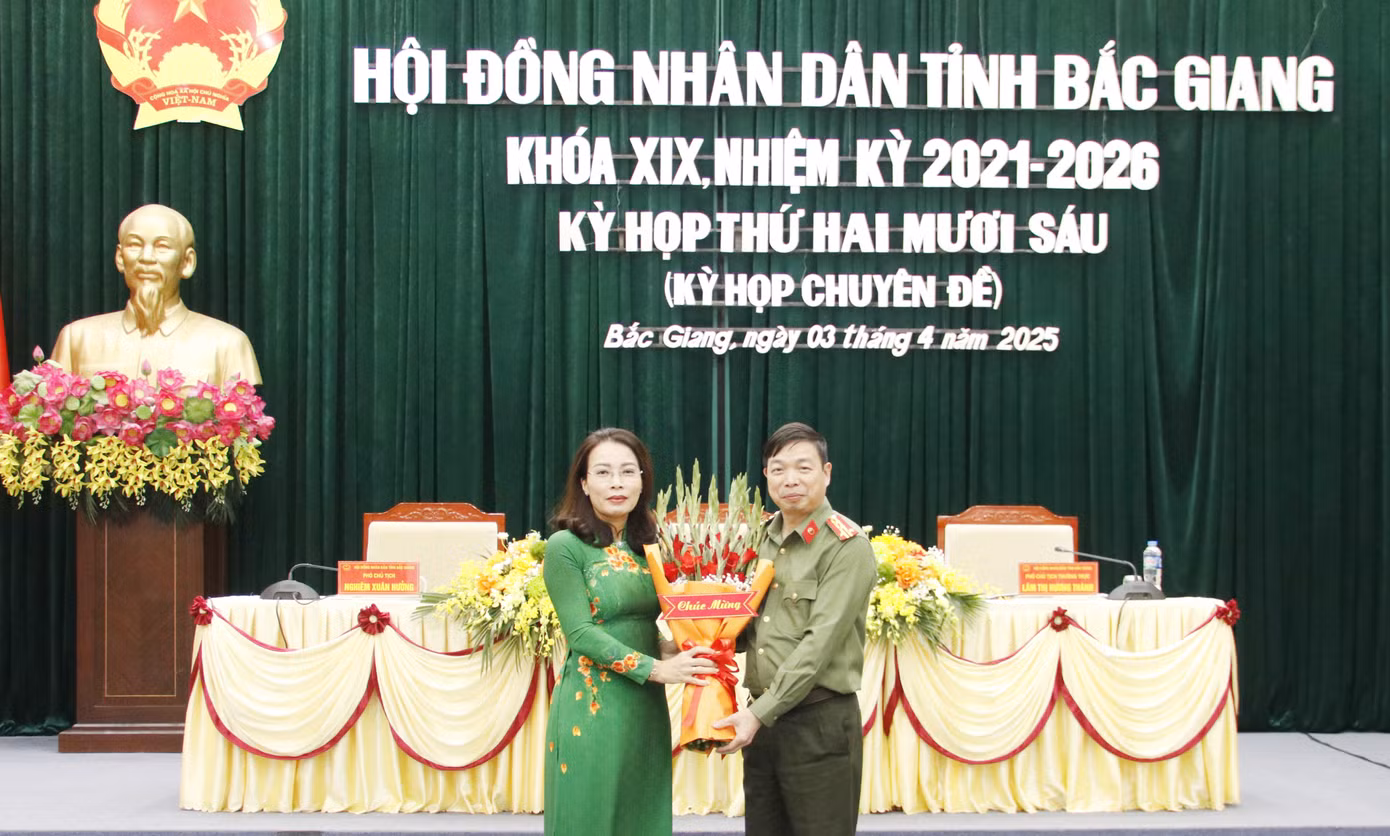Phó Bí thư Thường trực Tỉnh ủy, Chủ tịch HĐND tỉnh Bắc Giang Nguyễn Thị Hương tặng hoa chúc mừng Đại tá Nguyễn Quang Vinh.