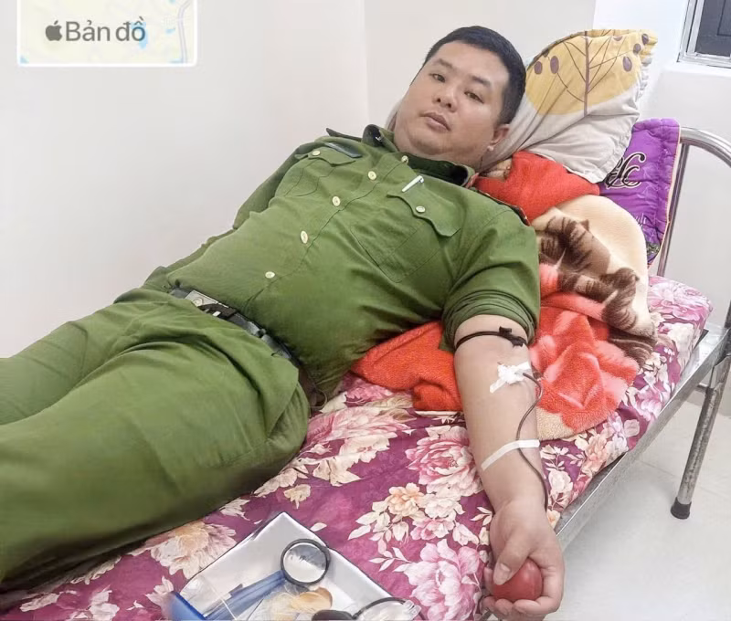 Đại úy Nông Quốc Dương hiến máu cứu bệnh nhân nguy kịch.
