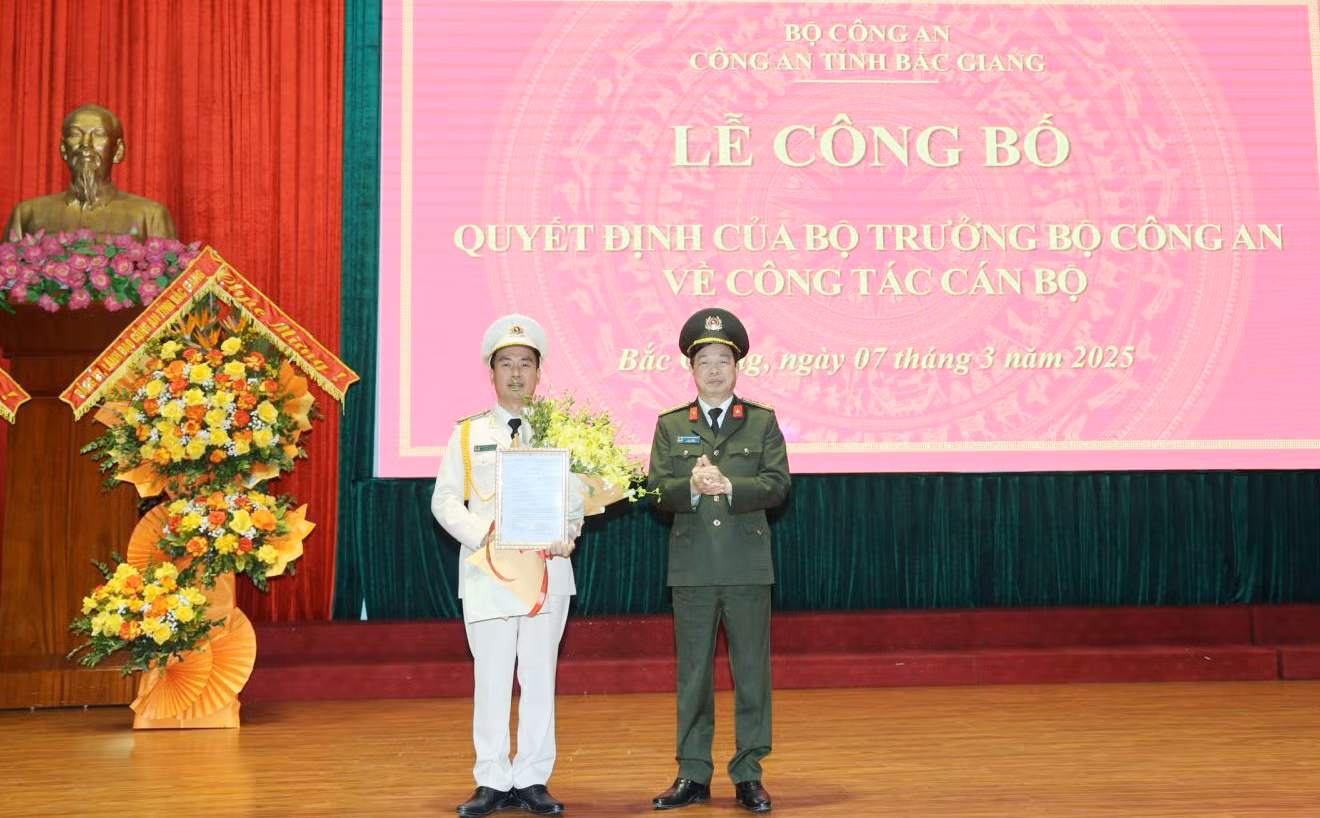 Đại tá Nguyễn Quang Vinh - Giám đốc Công an tỉnh Bắc Giang trao quyết định bổ nhiệm cho Thượng tá Nguyễn Thế Tuấn.