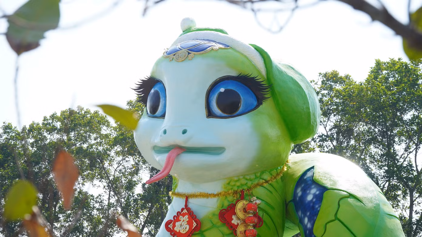 Anh Quân mất gần 3 tháng để hoàn thành linh vật rắn. Anh cùng làm với 2 người thợ và 1 phụ hồ.
