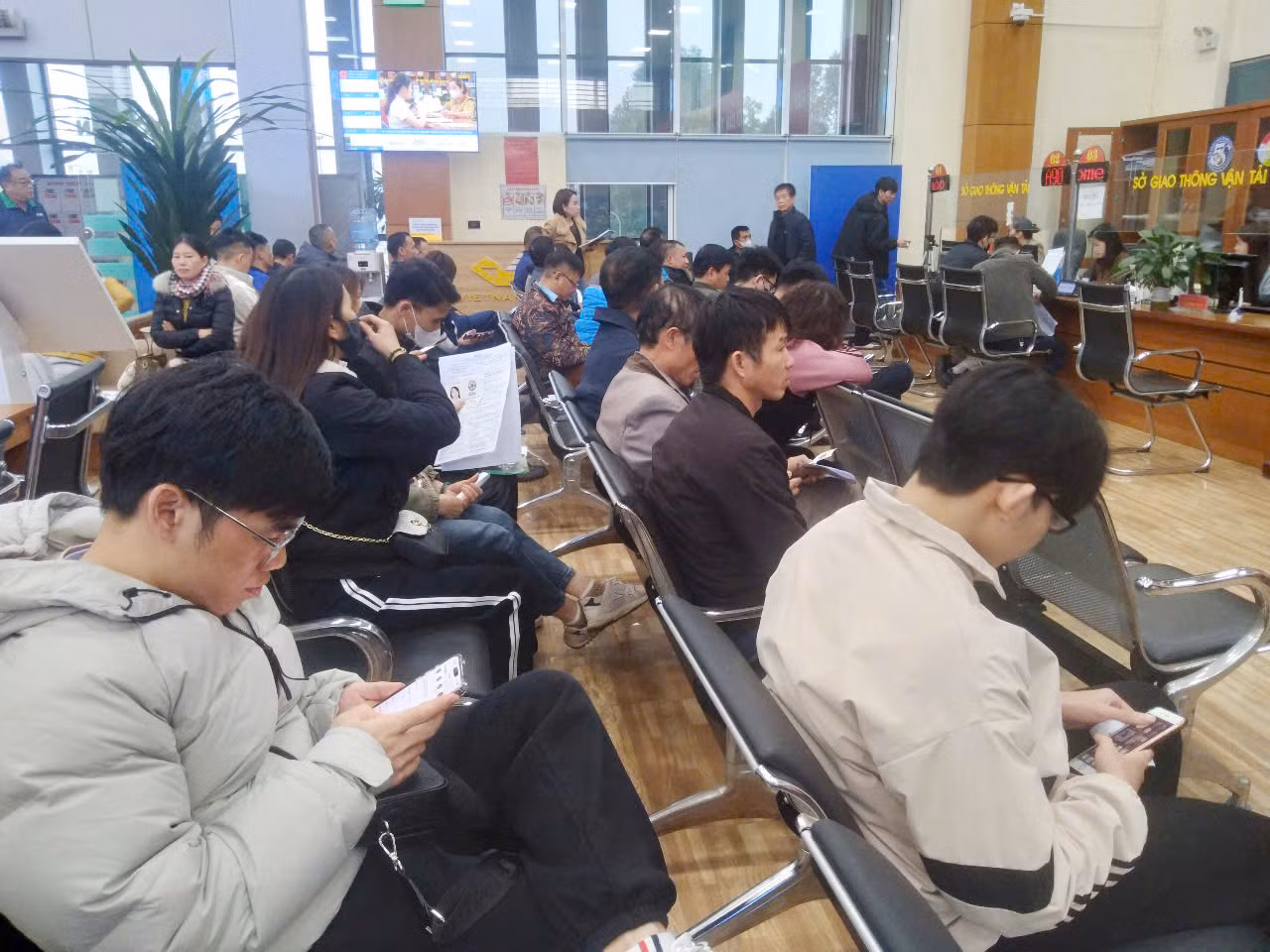 Hàng chục người dân chờ đợi cấp đổi giấy phép lái xe ở Trung tâm Phục vụ hành chính công tỉnh Bắc Giang chiều 18/2. Ảnh: Nguyễn Thắng