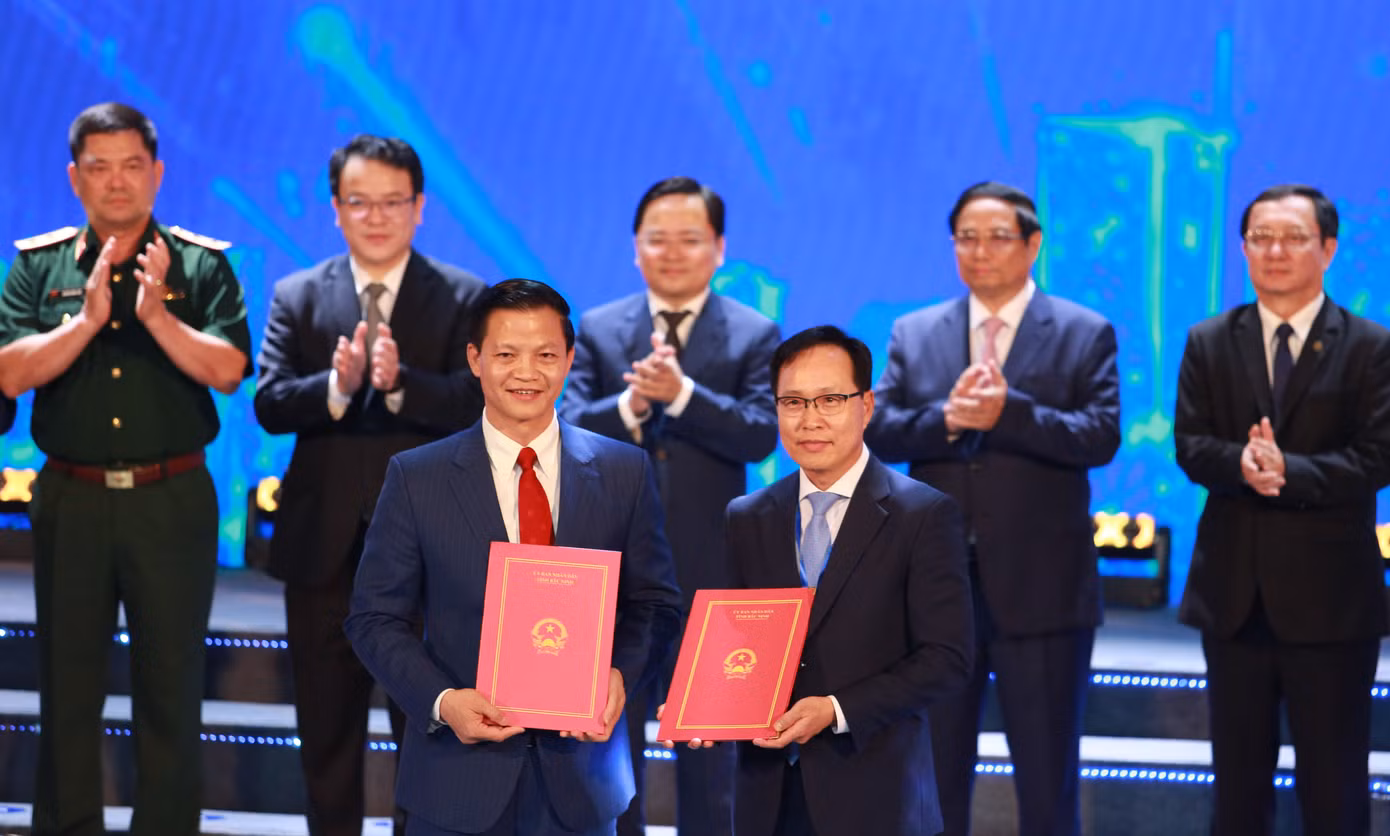 Các nhà đầu tư được trao giấy chứng nhận.