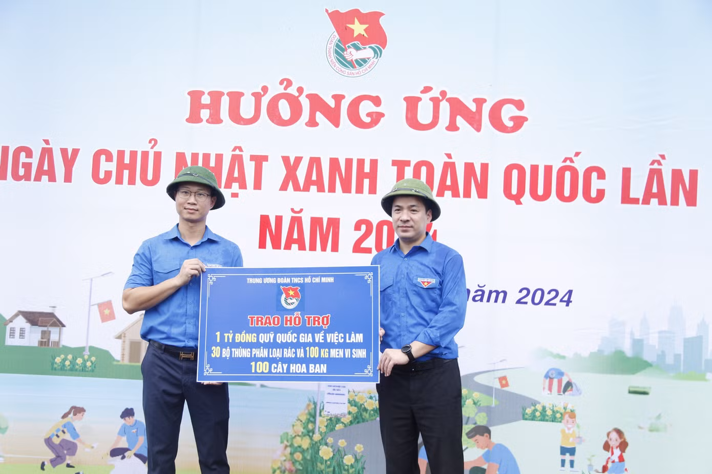 Bí thư Trung ương Đoàn Ngô Văn Cương trao 1 tỷ đồng vốn 120. Ảnh: Nguyễn Thắng