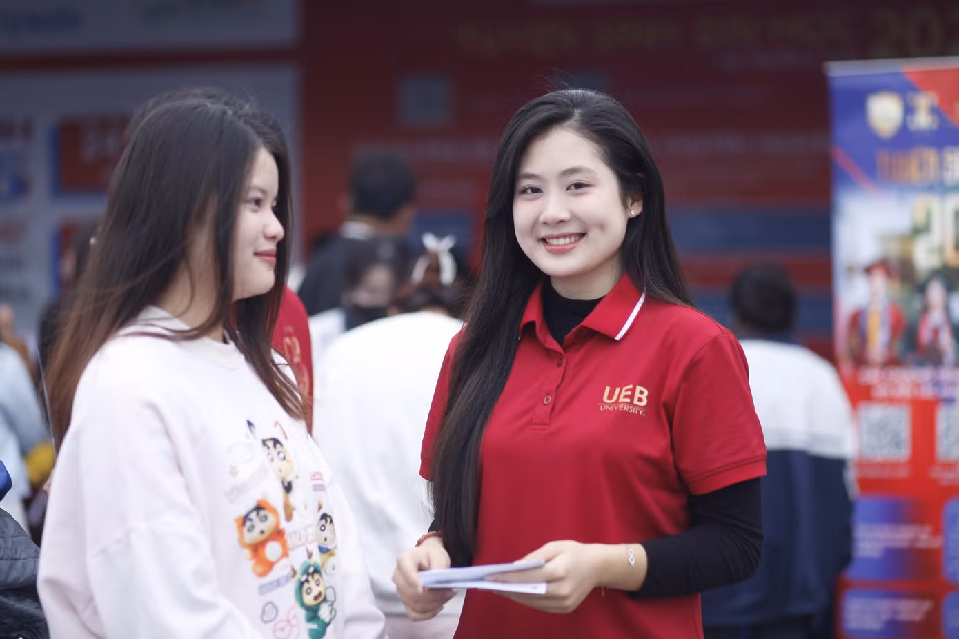 Tư vấn tuyển sinh cho học sinh tại chương trình. Ảnh: Nguyễn Thắng