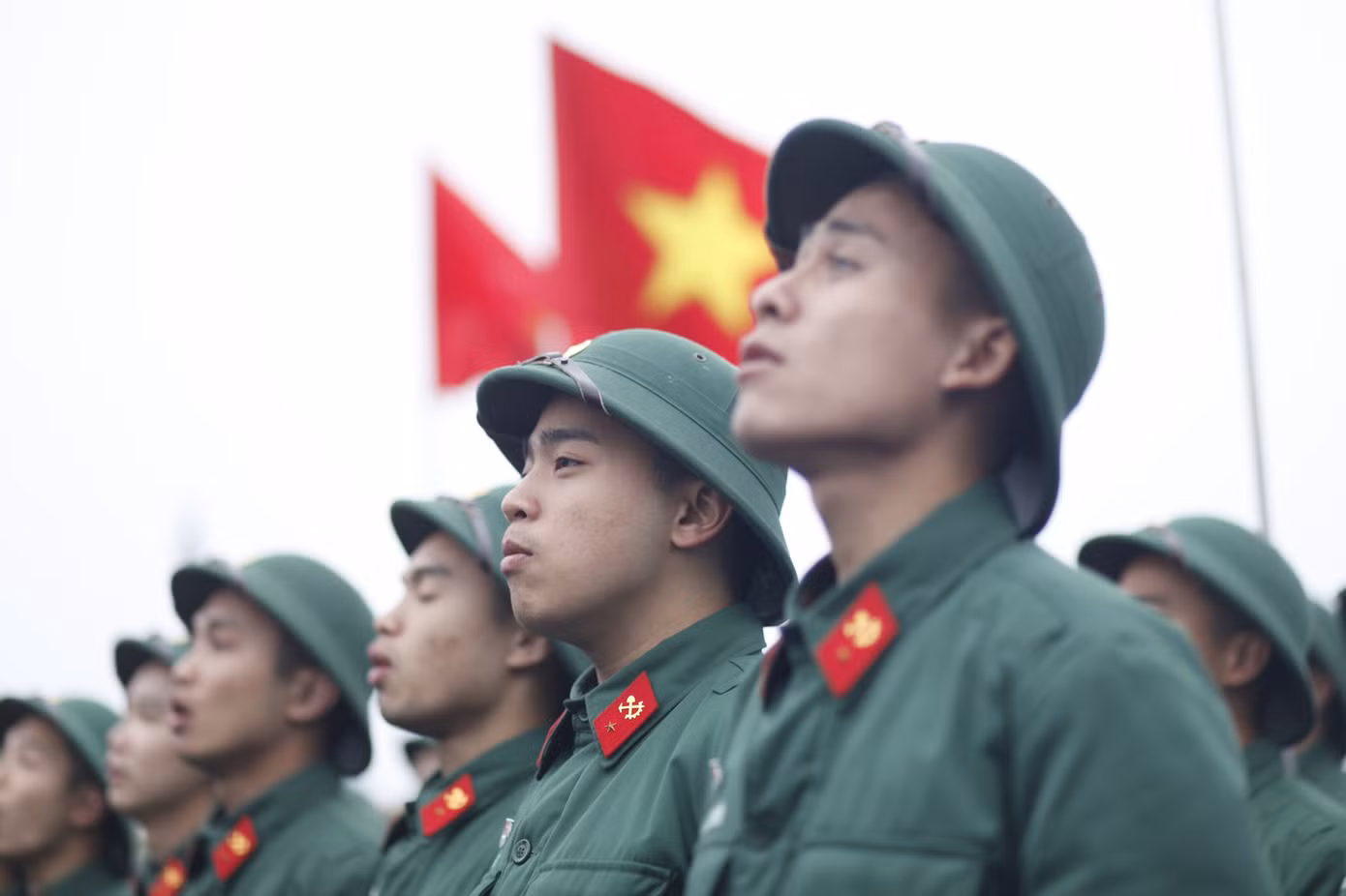 Thanh niên quân đội dự chương trình. Ảnh: Nguyễn Thắng
